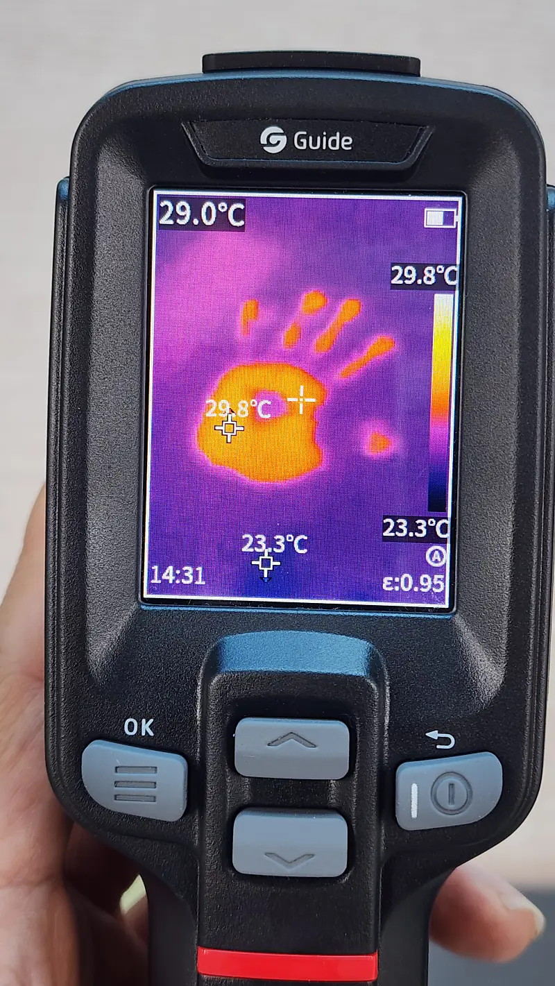 E1 열화상 카메라 촬영 이미지를 갤러리에서 확인하는 장면